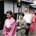 桃色の着物を着た女性や茶人の紛争をした男性が行進している今井町並み散歩の様子を撮影した写真
