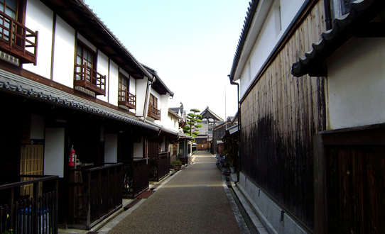 今井町の歴史が感じられる木造平屋建ての通りを撮影した写真