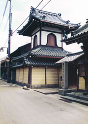 江戸時代から残されている称念寺太鼓楼を撮影した写真