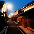 重要伝統的建造物群として保存されている昔ながらの街並みが街灯で照らされている様子の写真