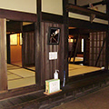 木製の襖があり畳が張られている日本家屋の内装の写真