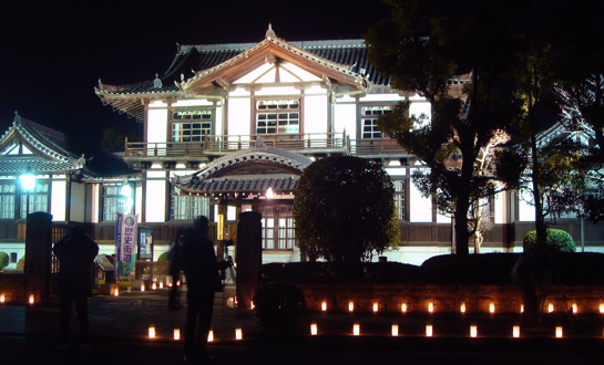 江戸時代から残されている建物が灯火に照らされている、今井灯火会の様子を撮影した写真