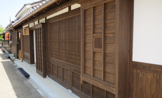 「もより」の看板が入口にかかっている木造の建物の写真