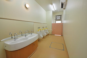 子ども総合支援センターのトイレ内の写真
