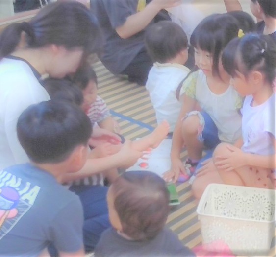 5歳児と0歳児の交流
