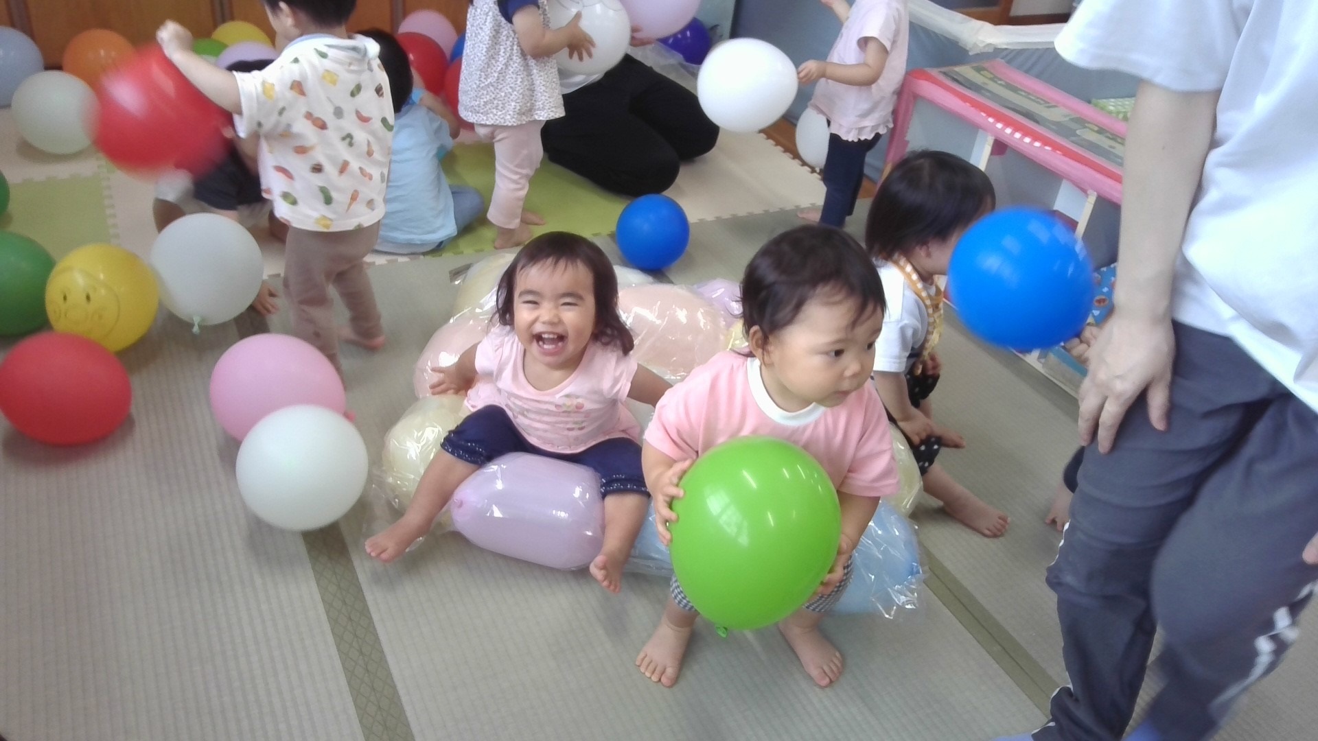 ぽわんぽわん、風船ジャンプ楽しいな