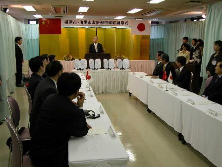 座っている大勢の人達の前で話している市長の写真