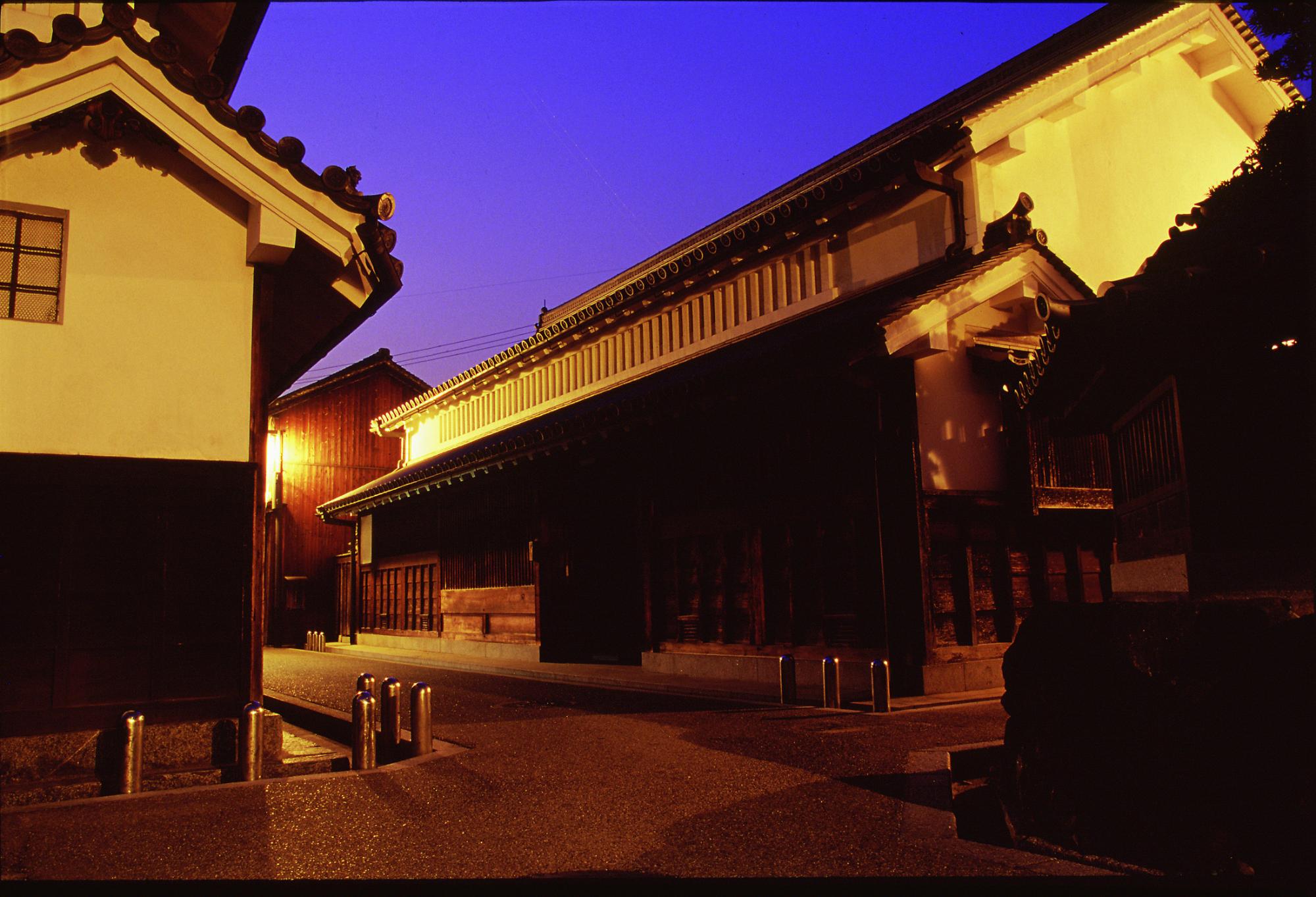 今井町の夜の古い町並みの写真