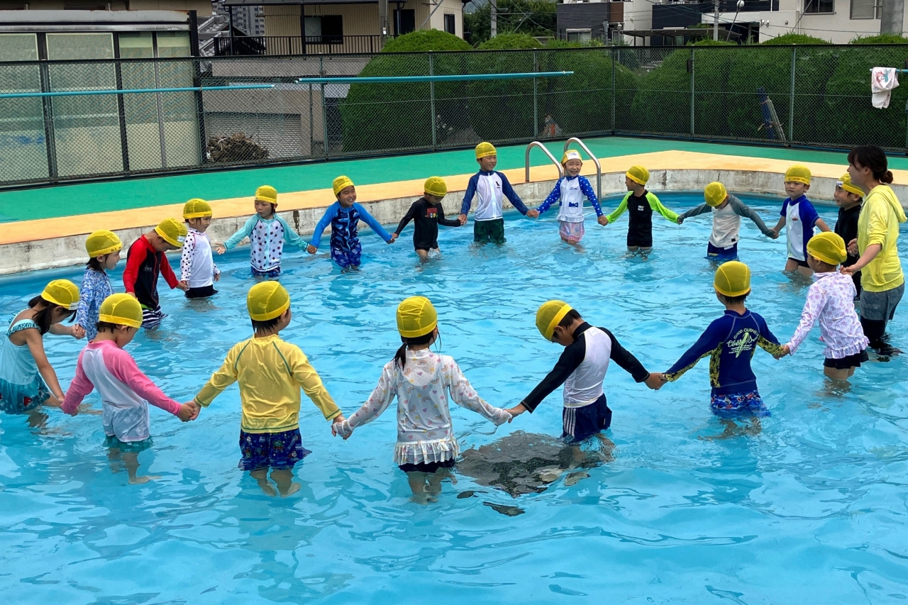 プールで活動する写真