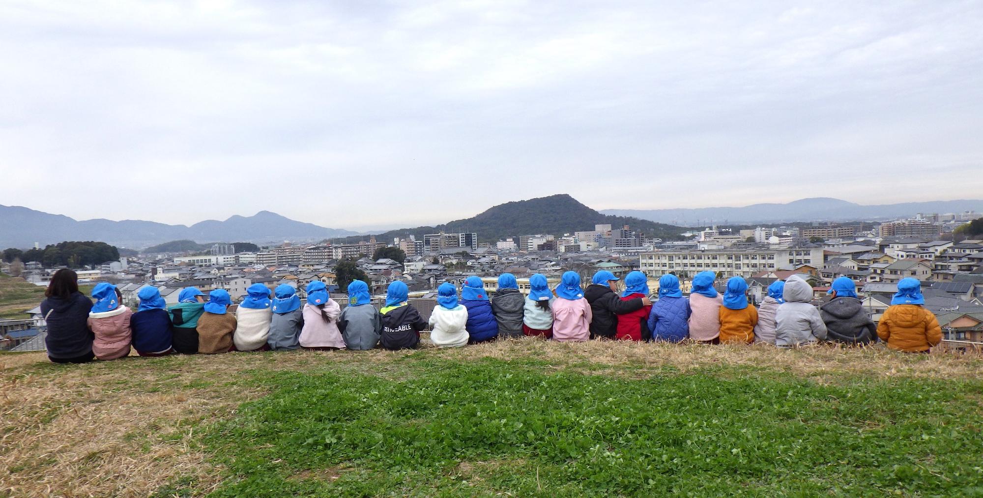 植山古墳の上から園児が植山古墳を眺める写真