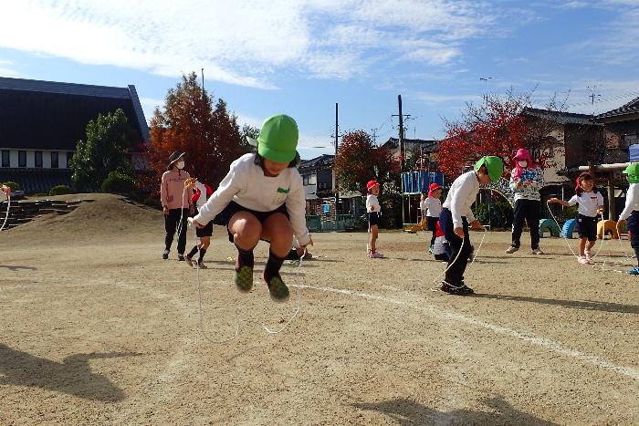 園庭で活動している写真
