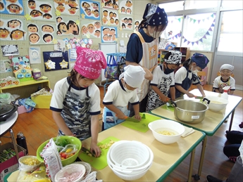 収穫した夏野菜を使ってクッキングをしている写真