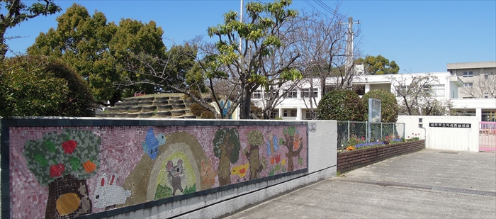 幼稚園の入り口の風景の写真