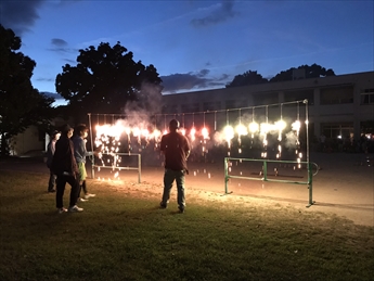 夏祭りで夜に花火が上がっている様子の写真
