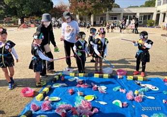 秋祭りで園児が忍者の仮装をして遊んでいる写真