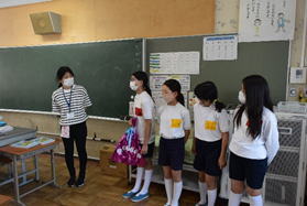 6年生の女子生徒が1年生の教室を訪問しているときの写真