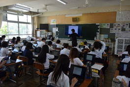 低学年の児童たちがパソコンを使って授業を受けている写真